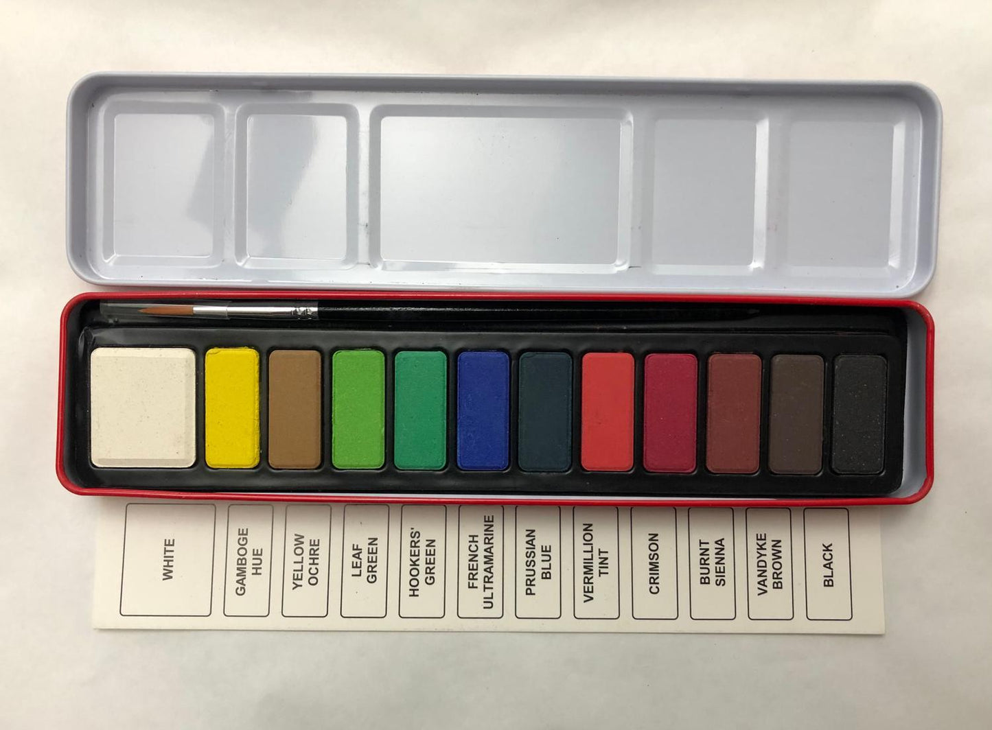 Akvarellset: Akvarellåda/Akvarellfärg med 12 färger + pensel (extrastort vitt färgblock)
