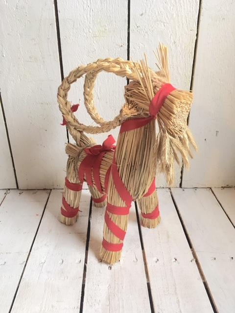 Halmbock/Julbock med julröda bomullsband, stående, 50cm hög