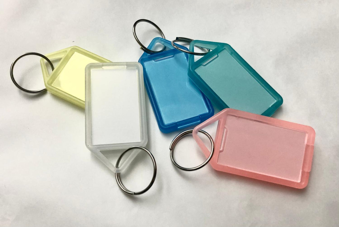 Nyckelbricka, 55x30mm, etikett 38x21mm, enkel ring, blandade färger, 5/fp