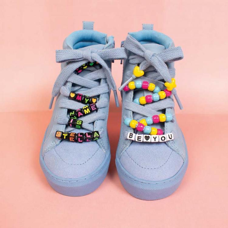 Plastpärlor, Bokstavspärlor (A-Ö) och sifferpärlor (0-9) i trälåda, 1500 pärlor/fp