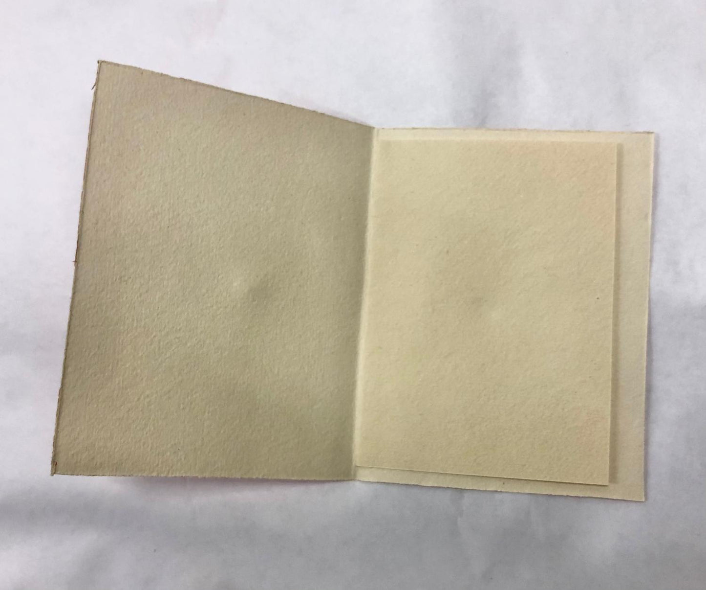 Set med 10 kort & 10 kuvert, Vit med röda halvcirkellinjer, Rättvis Handel (Fair trade)