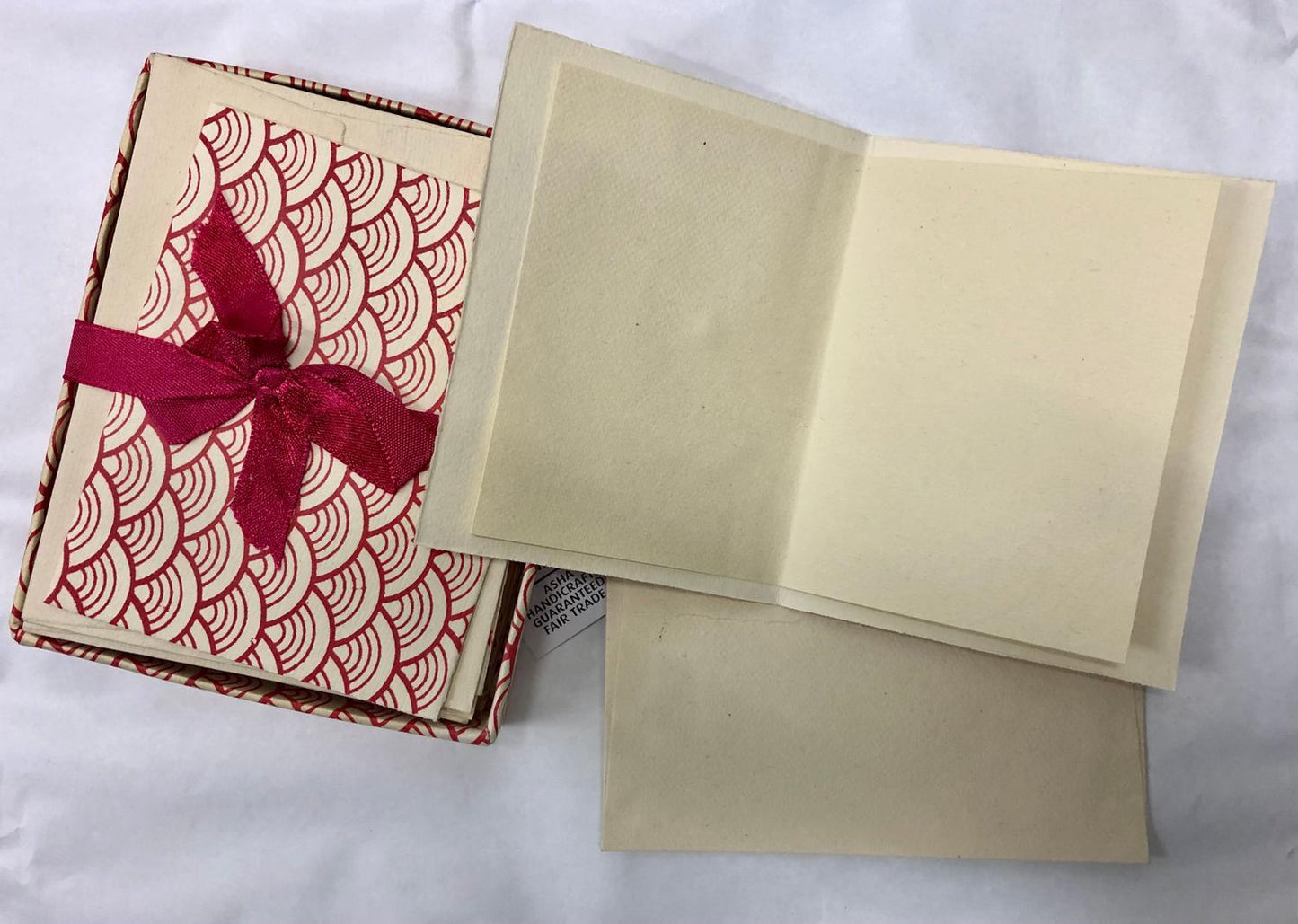 Set med 10 kort & 10 kuvert, Vit med röda halvcirkellinjer, Rättvis Handel (Fair trade)