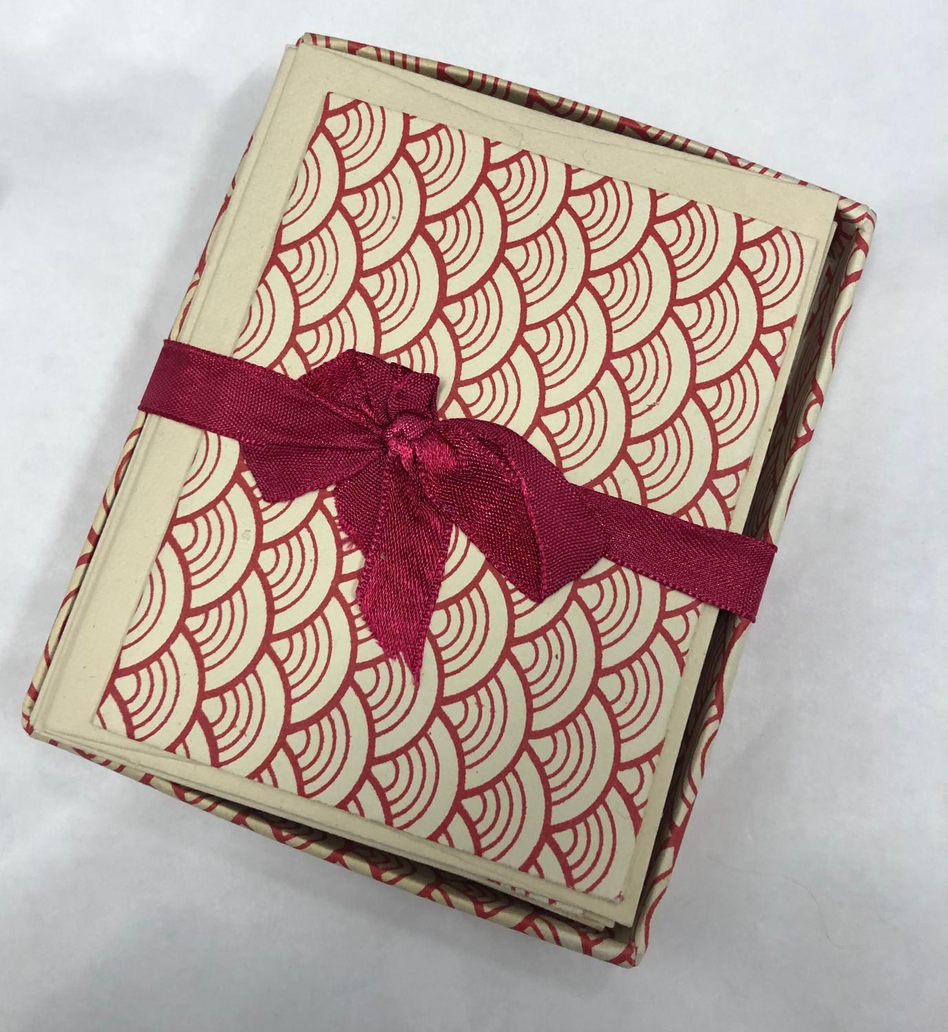 Set med 10 kort & 10 kuvert, Vit med röda halvcirkellinjer, Rättvis Handel (Fair trade)